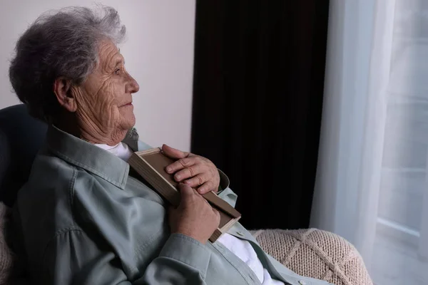 Starsza Kobieta Ramą Fotelu Środku Miejsce Tekst Pojęcie Samotności — Zdjęcie stockowe