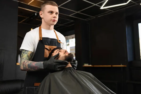 Cabeleireiro Profissional Trabalhando Com Cliente Barbudo Barbearia — Fotografia de Stock