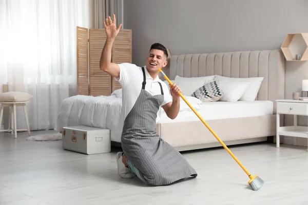 Yatak Odasını Temizlerken Paspaslı Adam Şarkı Söylüyor — Stok fotoğraf