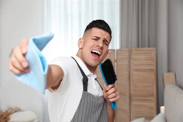 Hombre Con Cepillo Trapo Cantando Mientras Limpia Casa — Foto de Stock