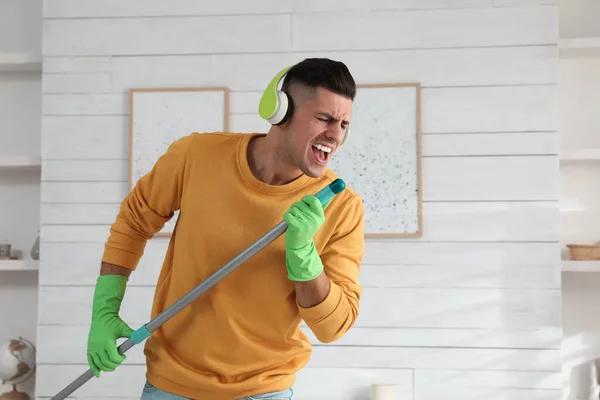 Homem Fones Ouvido Com Esfregão Cantando Enquanto Limpava Casa — Fotografia de Stock