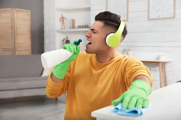 Hombre Con Botella Spray Trapo Cantando Mientras Limpia Casa — Foto de Stock