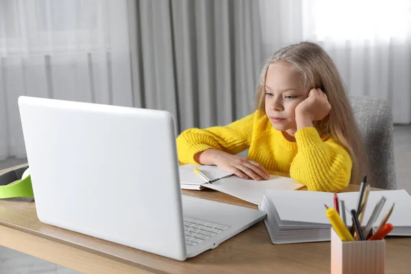 Cute Little Girl Nowoczesnym Laptopem Studiuje Online Domu Learning — Zdjęcie stockowe