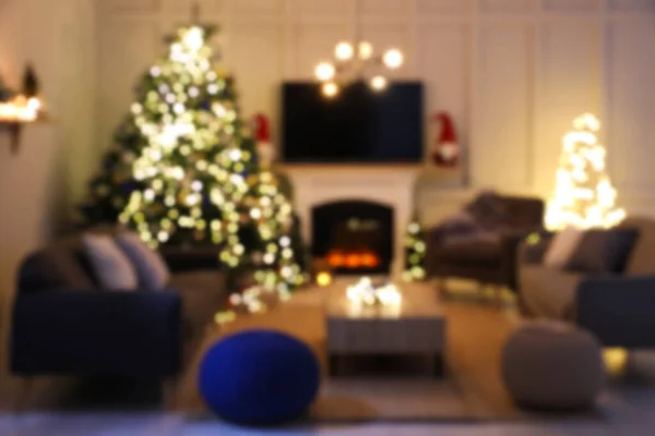 暖炉の近くに美しいクリスマスツリーと部屋のブルービュー — ストック写真