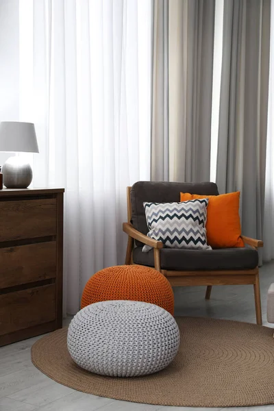 Stilvolle Bequeme Hocker Der Nähe Von Sessel Zimmer Wohndesign — Stockfoto