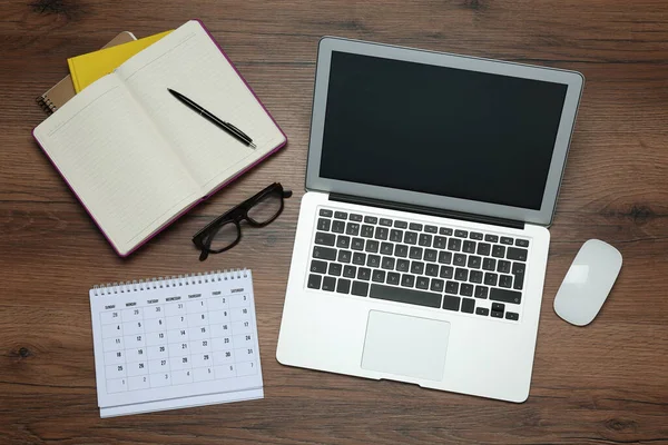 现代笔记本电脑 眼镜和办公文具放在木制桌子上 远程学习 — 图库照片