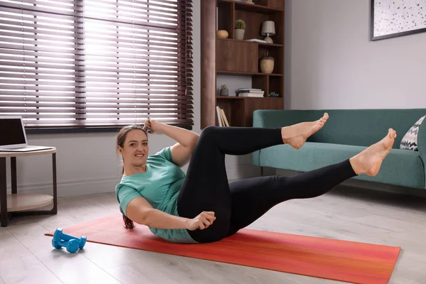 在家做瑜伽垫腹肌运动的超重妇女 — 图库照片