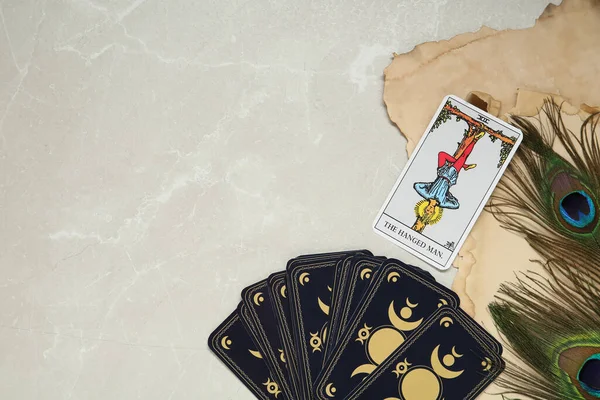 Akasztott Ember Más Tarot Kártyák Közel Pávatollak Könnyű Asztalon Lapos — Stock Fotó