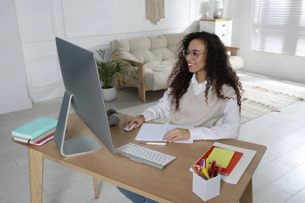 Afrika Kökenli Amerikalı Bir Kadın Modern Bilgisayarı Evde Çalışmak Için — Stok fotoğraf
