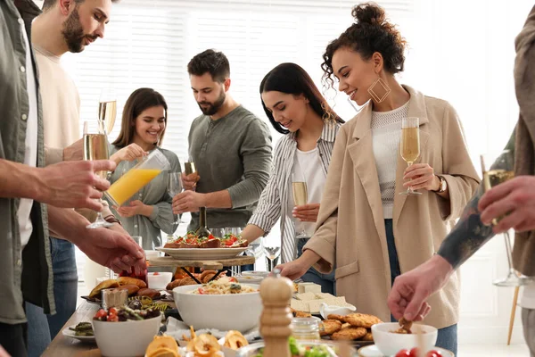 Grupo Personas Disfrutando Brunch Buffet Juntos Interiores — Foto de Stock