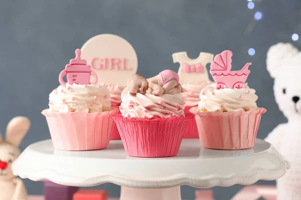 Joliment Décoré Bébé Douche Cupcakes Pour Fille Avec Crème Toppers — Photo