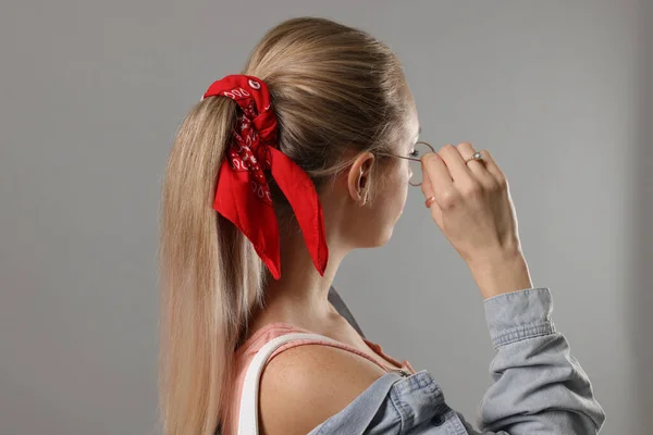 Mujer Con Elegante Bandana Roja Sobre Fondo Gris Claro —  Fotos de Stock