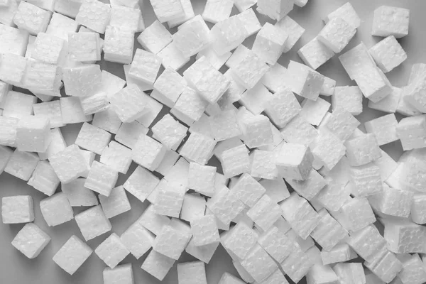 Gri zemin üzerinde birçok strafor küp, düz yatıyordu