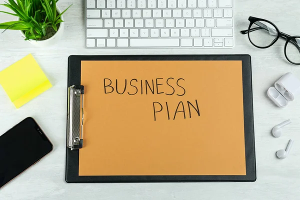 Plan Negocios Composición Plana Con Portapapeles Teclado Ordenador Sobre Mesa —  Fotos de Stock