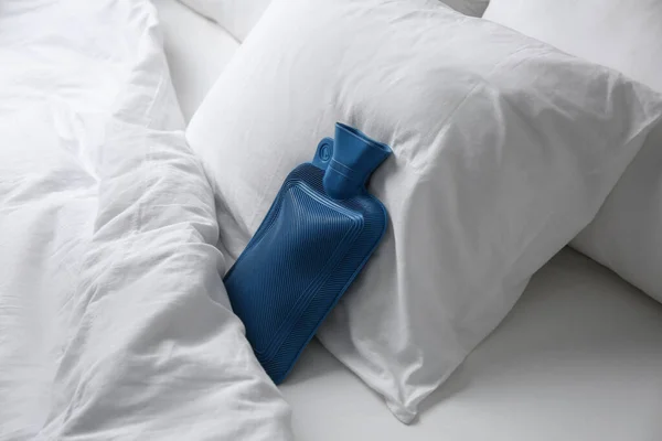 Gummi Wärmflasche Der Nähe Von Weichen Kissen Auf Dem Bett — Stockfoto
