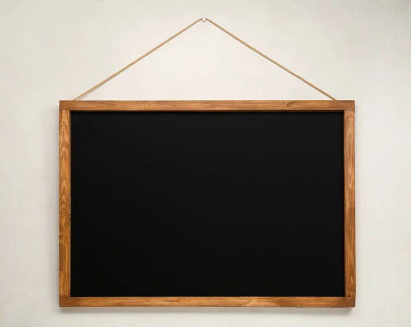 Beyaz Duvarda Asılı Temiz Siyah Karatahta — Stok fotoğraf