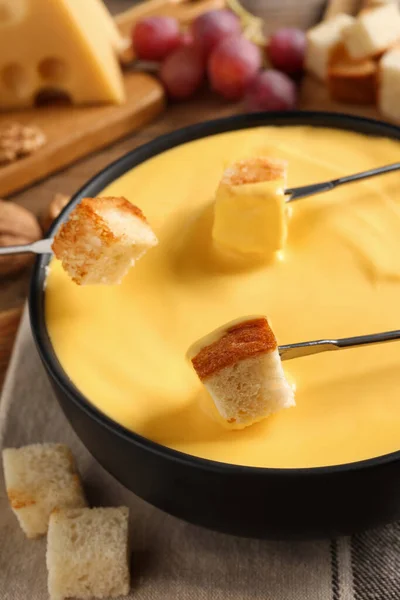 Doppa Bitar Bröd Välsmakande Ost Fondue Vid Bordet Närbild — Stockfoto