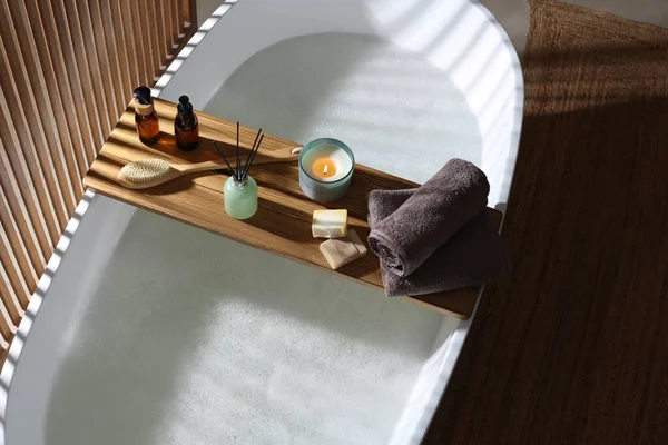 Holzbadewanne Mit Kerze Lufterfrischer Und Pflegeprodukten Auf Badewanne Drinnen Oben — Stockfoto