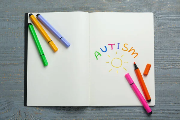 Renkli keçeli kalemler ve üzerinde 