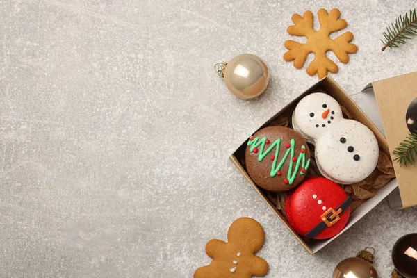 Chutné Vánoční Macaronky Krabici Slavnostní Dekor Stole Plochý Ležel Mezera — Stock fotografie
