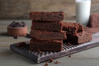Ahşap masada nefis çikolatalı browniler. Lezzetli tatlı