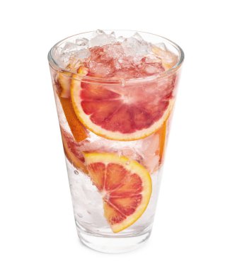 Sicilya portakalı ve beyaz camlı buz küpleriyle nefis ferahlatıcı bir içecek.