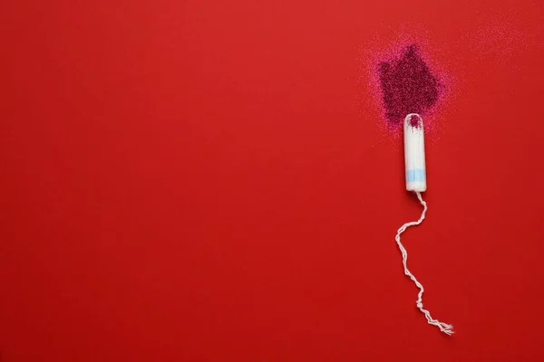 Tampon Dan Pink Glitter Pada Latar Belakang Warna Datar Berbaring — Stok Foto
