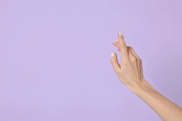 Mujer Sosteniendo Algo Sobre Fondo Violeta Primer Plano Mano Espacio — Foto de Stock