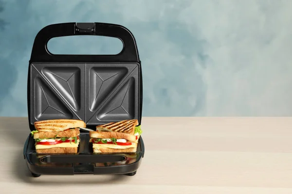 Moderne Grill Maker Met Sandwiches Lichte Houten Tafel Ruimte Voor — Stockfoto