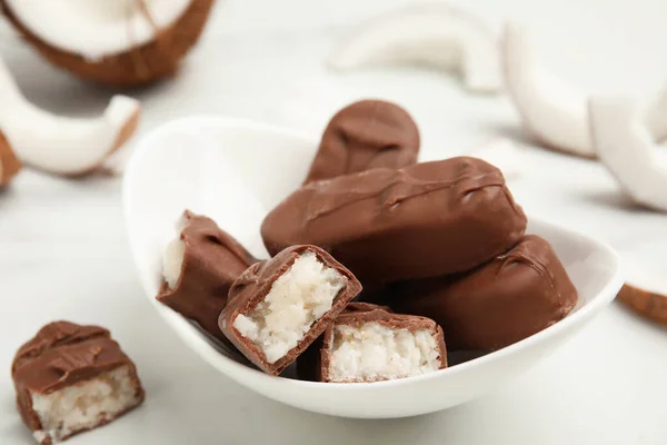 Deliciosas Barras Chocolate Con Leche Con Relleno Coco Mesa Blanca — Foto de Stock
