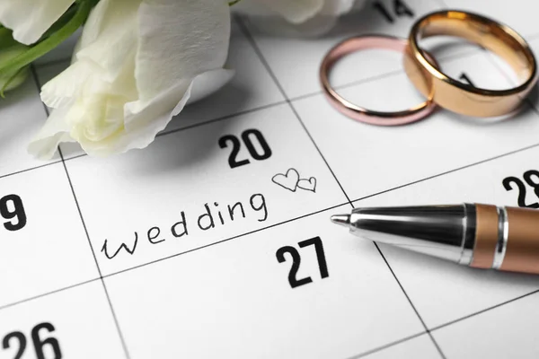 結婚式の日 ペンとリング クローズアップに関する日付のリマインダーとカレンダー — ストック写真