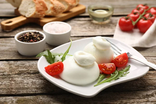 Pyszny Ser Burrata Rukolą Pomidorem Drewnianym Stole — Zdjęcie stockowe