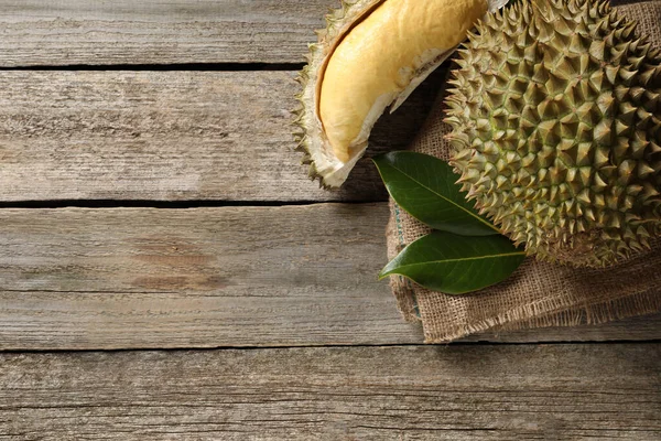 Świeże Dojrzałe Owoce Duriana Drewnianym Stole Płaskie Leżaki Miejsce Tekst — Zdjęcie stockowe