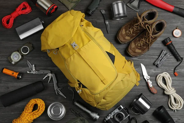 Composición Plana Con Diferentes Equipos Camping Sobre Fondo Madera Oscura — Foto de Stock