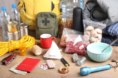 Tahta masadaki deprem için felaket malzemeleri.