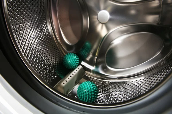 Grüne Trockenkugeln Der Waschmaschinentrommel Nahaufnahme — Stockfoto