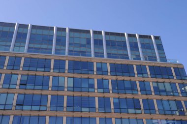 Güneşli bir günde modern binanın düşük açılı görüntüsü