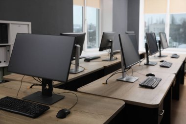 Açık uzay ofisindeki birçok modern bilgisayar