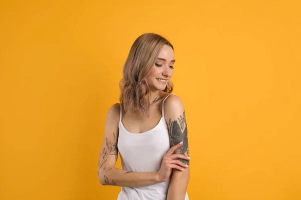 Piękna Kobieta Tatuażami Ciele Żółtym Tle — Zdjęcie stockowe