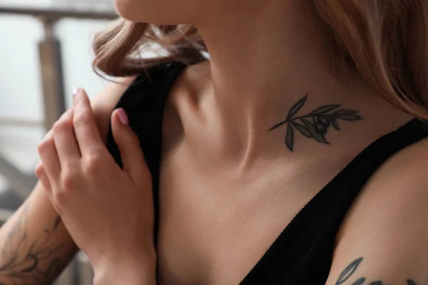 Beautiful Woman Tattoos Body Indoors Closeup — Stock Photo, Image