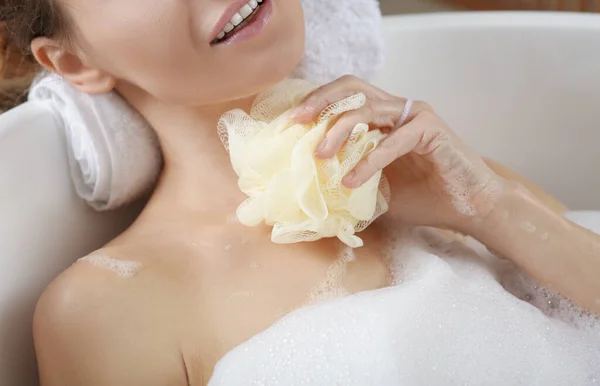 洗澡时用海绵擦拭脖子的女人 — 图库照片