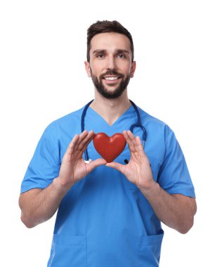 Steteskoplu doktor ve beyaz arka planda kırmızı kalp. Kardiyoloji kavramı