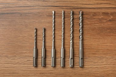 Tahta masada farklı matkap uçları, düz yatış.