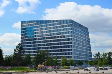 Güneşli bir günde modern binanın güzel manzarası