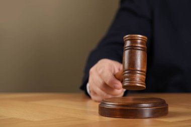 Tahta masada tokmaklı bir adam, yakın plan. Metin için boşluk