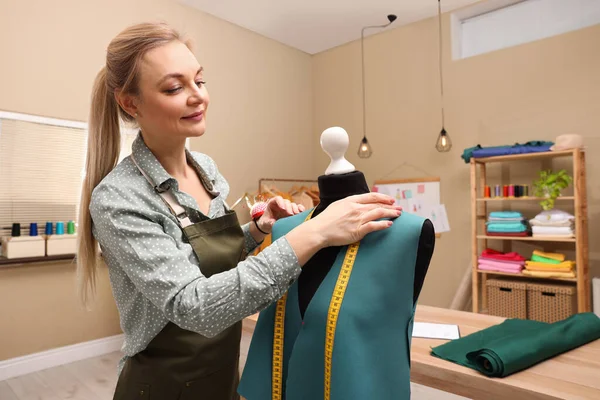 Happy Dressmaker Pracuje Figurínou Ateliéru — Stock fotografie