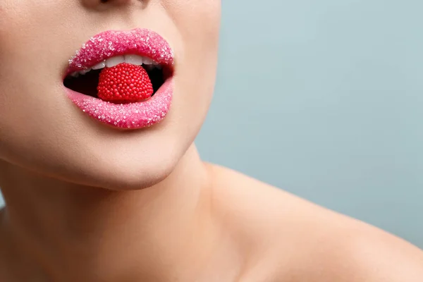 Γυναίκα Χείλη Καλυμμένα Ζάχαρη Τρώει Καραμέλα Ανοιχτό Γκρι Φόντο Closeup — Φωτογραφία Αρχείου