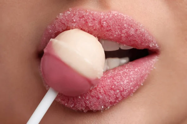 年轻女子 嘴唇美丽 满嘴糖衣 吃棒棒糖 特写镜头 — 图库照片