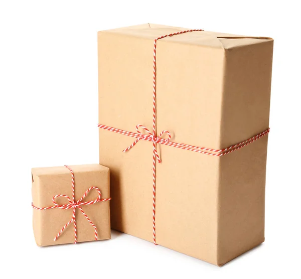 礼品盒 用牛皮纸包裹 背景为白色 有蝴蝶结 — 图库照片