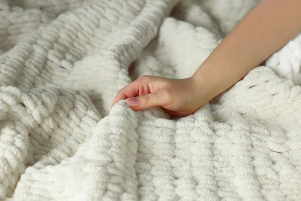 Vrouw Aanraken Zachte Gele Stof Close Uitzicht — Stockfoto